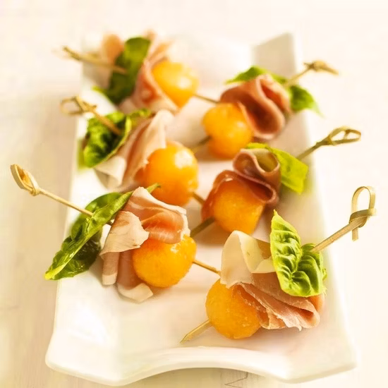 Spiedino di teppo annodato con plettri per cocktail di frutta in bambù verde